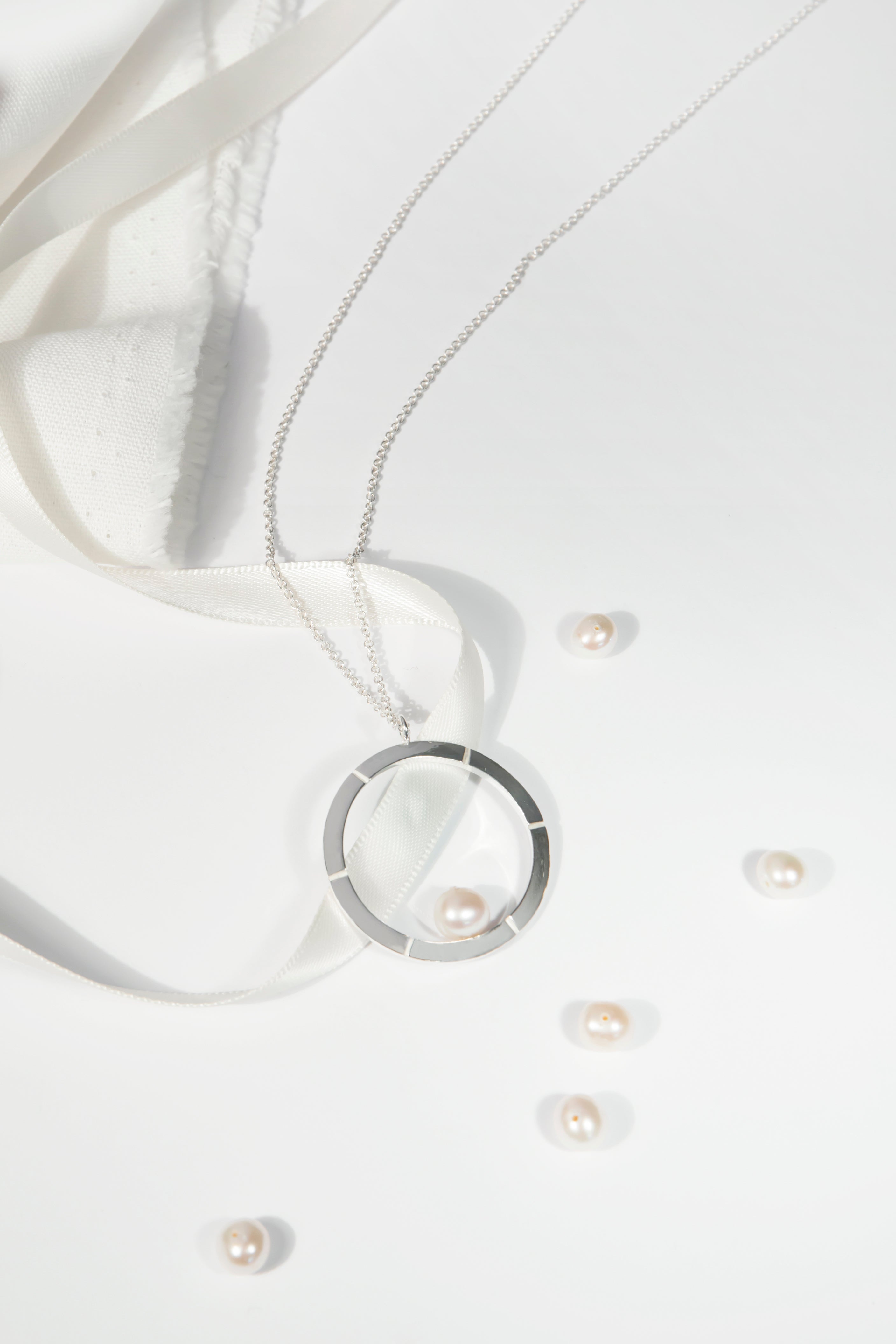 【Radiance】24-inch Large Round Picture Frame Necklace / 925 Sterling Silver / Brass Plated with 20K Gold Classic Aureole Frame Necklace