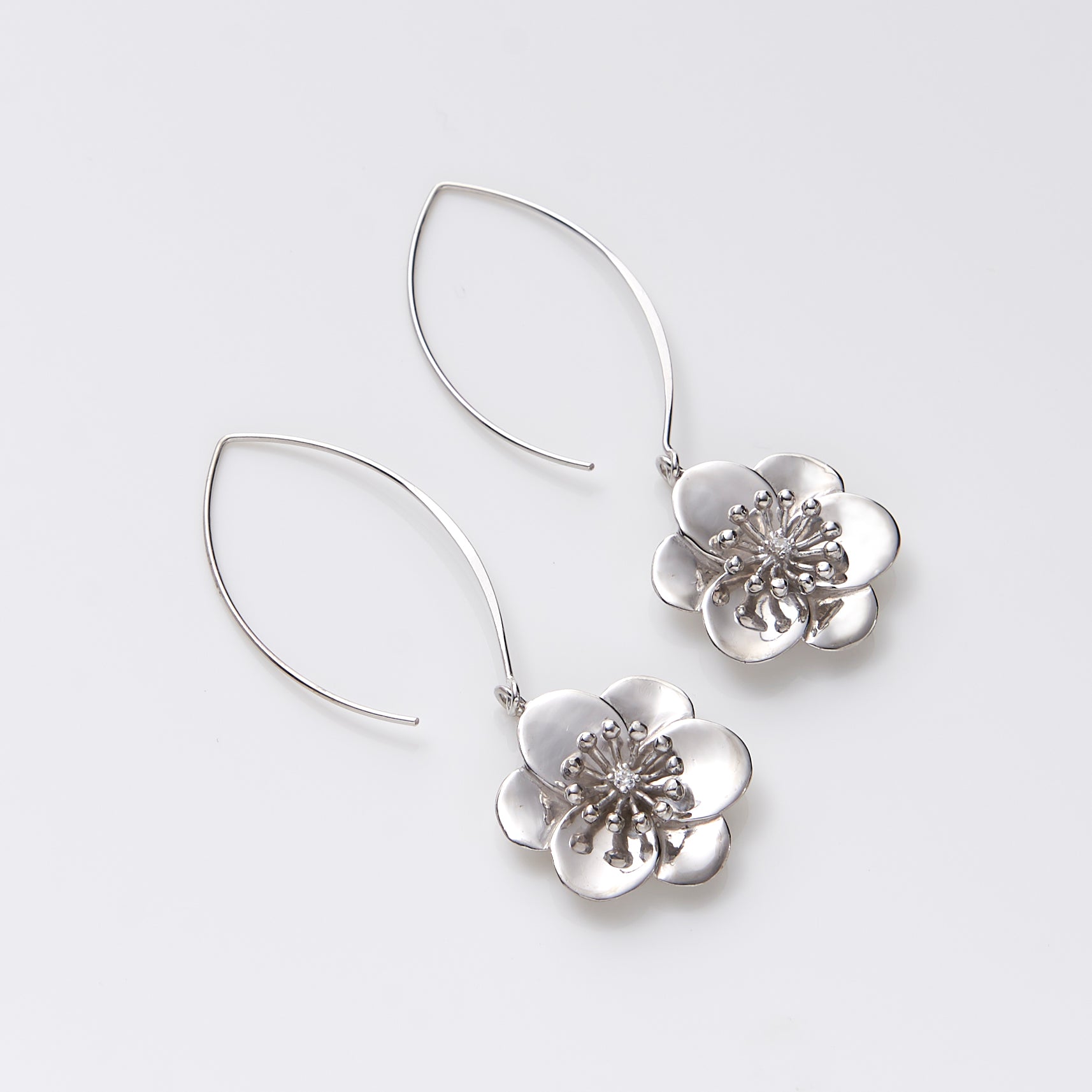 【綻放】一支獨秀-梅花耳勾耳環 /925純銀 Plum Blossom Wire Earrings
